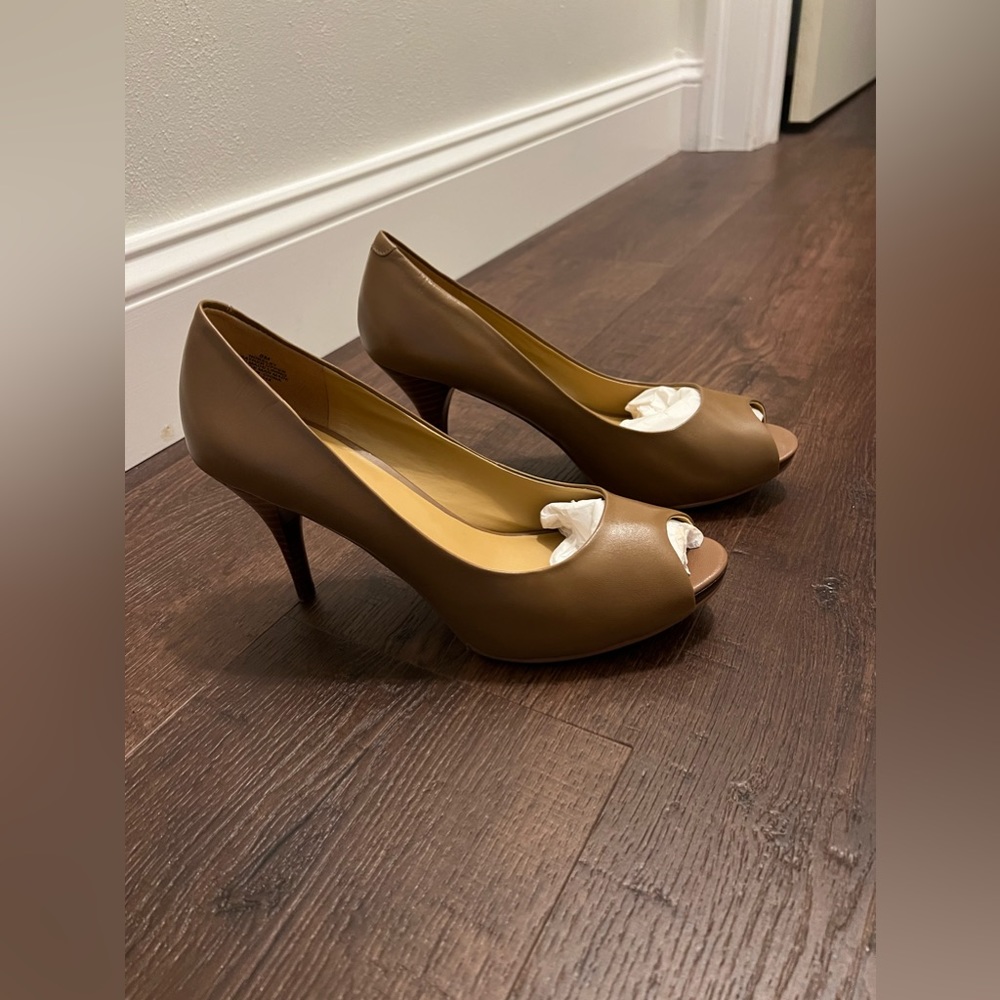 Nine West tan leather Kelsyo heels, size 8